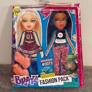 Bratz Deluxe Fashion Pack 2 Outfits Cheer & Paisley 2015 MGA Entertainment Inc